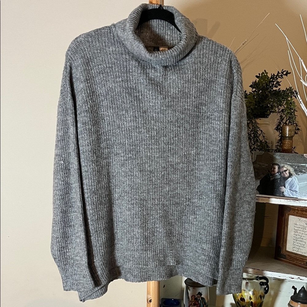 Divided H&M S Wool Blend Oversized Gray Turtleneck Sweater. Excellent condition!